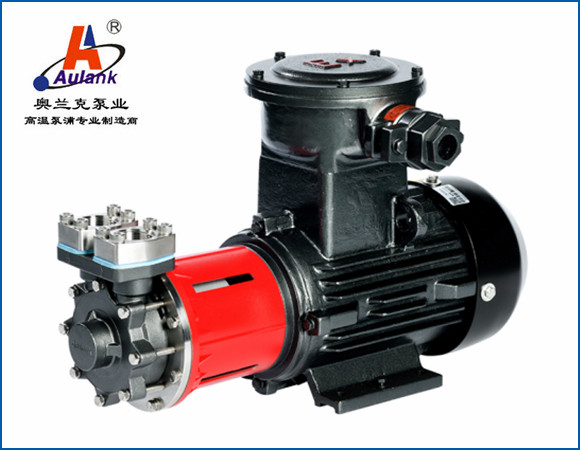 泵浦簡介：該款泵浦為磁力驅動式超高溫旋渦泵，移送循環介質為不含顆粒、纖維的液體（水、導熱油、乙二醇）等。泵浦外觀精美、振動小、噪音低、應用于循環 350℃以內高溫導熱油，循環 180℃以內熱水。2.應用領域：精密超高溫模溫機、皮革滾輪加熱設備、反應釜保溫等行業。