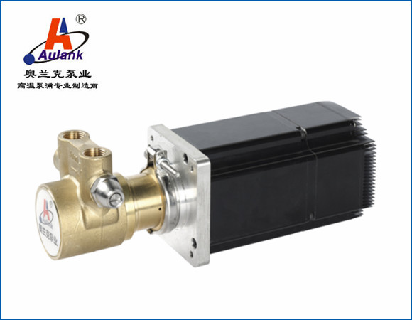 VP 系列葉片泵主要由增壓室、葉片、轉子、泵體、電機等部件組成，可根據使用需求，選配不銹鋼、黃銅作為泵體材質；單相、三相、防爆、變頻作為驅動電機。循環介質為不含顆粒、纖維的水、乙二醇、甲醇、導熱油等。產品具有可自吸、高揚程、小流量、結構精密、體積小、噪音低、外觀精致等特點。2.應用領域：適用于激光設備冷卻、等離子切割機、X 射線和醫用激光冷卻系統、實驗室設備冷卻循環、高壓清洗設備、反滲透系統等領域。