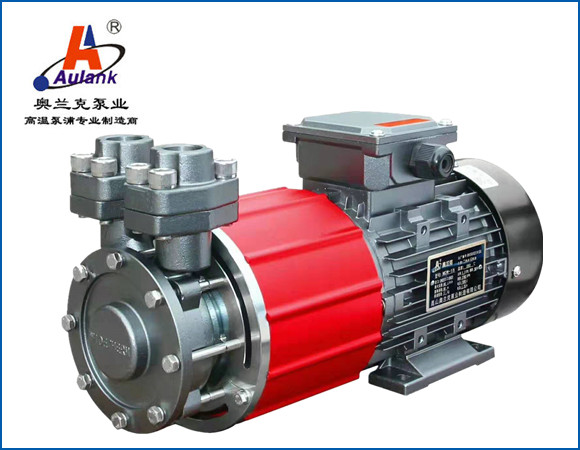 泵浦簡介：該款泵浦為磁力驅(qū)動(dòng)式超高溫旋渦泵，移送循環(huán)介質(zhì)為不含顆粒、纖維的液體（水、導(dǎo)熱油、乙二醇）等。泵浦外觀精美、振動(dòng)小、噪音低、應(yīng)用于循環(huán) 350℃以內(nèi)高溫導(dǎo)熱油，循環(huán) 180℃以內(nèi)熱水。2.應(yīng)用領(lǐng)域：精密超高溫模溫機(jī)、皮革滾輪加熱設(shè)備、反應(yīng)釜保溫等行業(yè)。