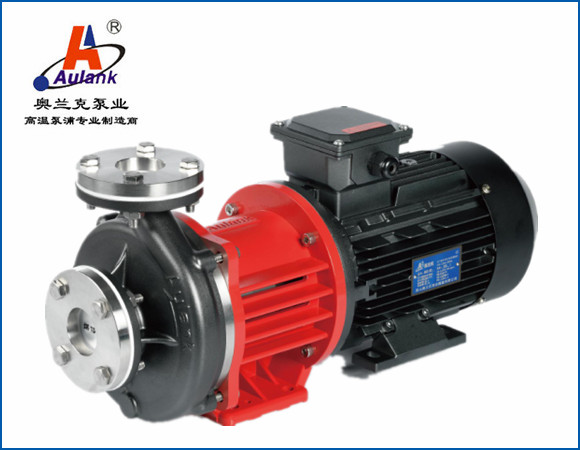 該泵浦為磁力驅(qū)動(dòng)式高低溫離心泵，移送循環(huán)介質(zhì)為不含顆粒、纖維的液體。泵浦外觀設(shè)計(jì)新穎、振動(dòng)小、噪音低、無泄漏。泵浦可循環(huán)水、導(dǎo)熱油、乙二醇、硅油、酒精、碳?xì)淙芤旱冉橘|(zhì)，泵浦耐溫范圍：-120℃～+350℃。并可根據(jù)客戶需求，定制變頻、防爆、特殊電源等電機(jī)。